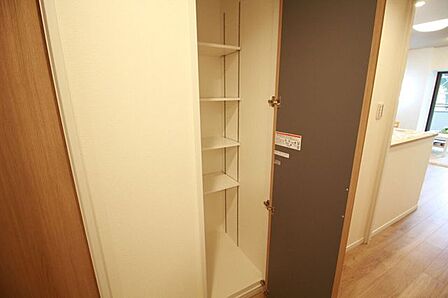 お掃除用品や日用品の収納に大変便利です。