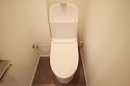いつも清潔なスペースであってほしいのが毎日使うトイレです。掃除がしやすいのはもちろん、落ち着けるスペースにしたいですね。