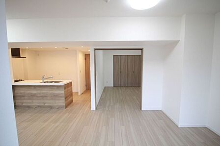リビング横の洋室・引き戸引き戸を開放することでリビングと一続きの大空間として使えるフレキシブルな間取りです!