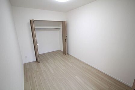 ゆったりと体を休めることができる落ち着いた雰囲気の寝室!室内には衣類やファッション小物をすっきりと整理できるクローゼットを完備しています。