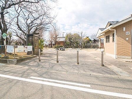 北神明公園身近な場所に豊かな緑を感じられるスポットがある環境は、日々の暮らしに潤いを与えてくれます。毎日の気軽なお散歩コースや、休日のお出かけ先としても最適で、心地よい時間を身近で満喫できる環境です…