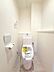 トイレ：【温水洗浄便座のトイレ】トイレットペーパーの使用量を減らせるため、肌への負担が軽減されます！またトイレットペーパーの使用量が減ることで、経済的にも環境的にもメリットがあります♪