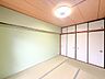 和室：【6帖の和室】畳の部屋は、客間、寝室、食事スペースなど、用途に合わせて簡単に使い分けることができます。