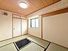 和室：【和室】畳の部屋は、客間、寝室、食事スペースなど、用途に合わせて簡単に使い分けることができます。また、畳の柔らかな感触や木の香りが心地よく、リラックスできる空間を作り出します。