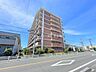 外観：【利便性を兼ね備えた道路】通り抜けの車がスピードを出しにくいため安全性が高く、閑静な住宅街の良さを実感できます。日常の車の出し入れには十分な広さがあり、静かな暮らしとスムーズな駐車が可能です。