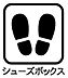 玄関：玄関にはご家族分の靴が収納できる大容量シューズボックスを完備。姿見も設置されておりお出かけ前の身だしなみチェックに便利♪