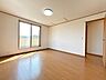 玄関：【リフォーム完了】【2階洋室】2面採光で明るいお部屋です。壁天井クロスの張替えを行い、LED照明を設置しました。