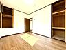 室内：【リフォーム完了】6帖南西側の洋室です。収納が2つあるので、洋服やそのほか収納しておきたいものがしっかり入ります。フローリング張、クロス張り替え、照明交換など実施いたしました。