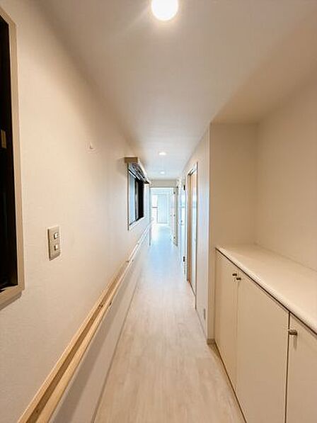 【玄関】リフォーム中 8/23現在。廊下には手すり付きなので、だれでも安心してお住まいいただけます。シューズボックスつき。