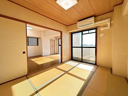 【和室】リフォーム中。6畳の和室。エアコン付きなので暑い季節にはうれしいですね。