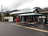 周辺：西友岡谷南店 【周辺環境/駅】JR中央本線支線川岸駅まで1900ｍ（車5分）。通勤・通学に電車を使用される方も多いはず。お車や自転車で通える距離です。 2800m