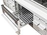 キッチン：【同仕様写真】新品交換予定のキッチンは3口コンロで同時調理が可能。大きなお鍋を置いても困らない広さです。お手入れ簡単なコンロなのでうっかり吹きこぼしてもお掃除ラクラクです。