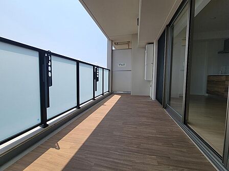 広々としたワイドバルコニー付き。洗濯物はもちろん、アウトドアチェアを置いてくつろげる贅沢な空間です。
