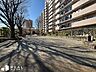 外観：マンション前にはちょっとした広場。お子様の遊び場やお散歩など♪