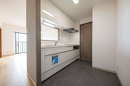 ■キッチン/リビングダイニングを見渡せる空間設計の対面キッチン