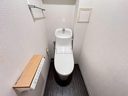白を基調とした清潔感のあるウォシュレット付きのトイレはリラックスできる空間です!