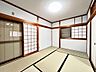 寝室：物入多数あります！大きな物はもちろん、棚ありのためおもちゃなど細かいものもしっかりと収納いただけ、いつも整った空間に♪