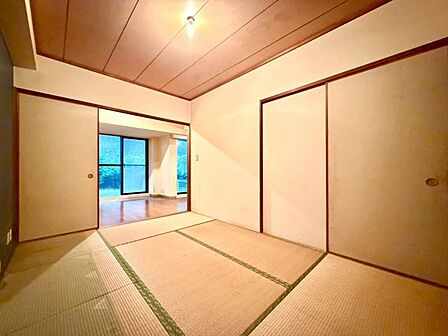心安らぐ和の空間が魅力の和室。大容量の押入を備え、季節物や寝具の収納にも便利です。南側の開口部から自然光が差し込み、明るく快適な住空間を演出します。