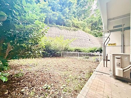 広々とした専用庭。ガーデニングや趣味のスペース、お子様の遊び場としても最適です。マンションでありながら、豊かな緑と開放感をご家族だけで独占できる贅沢なプライベート空間です。