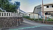 小田原市立白山中学校 徒歩26分。中学校があり、落ち着いた環境で学べる安心感が子育て世帯に支持されています。 2030m