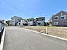 その他：広々とした前面道路に面し、車の出し入れがしやすい現地外観。ゆとりある駐車スペースと開放感のある立地が魅力で、毎日の暮らしに快適さと安心をもたらすマイホームです。
