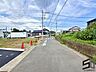 その他：広々とした前面道路に面し、車の出し入れがしやすい現地外観。ゆとりある駐車スペースと開放感のある立地が魅力で、毎日の暮らしに快適さと安心をもたらすマイホームです。
