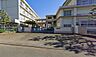 周辺：平塚市立勝原小学校 徒歩9分。小学校があり、通学の安心感と子育て世帯に嬉しい教育環境が整います。 690m