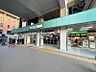 周辺：千代田・常磐緩行線「新松戸」駅まで約2025ｍ/徒歩約26分　JR常磐線、武蔵野線が乗り入れ、流鉄流山線の幸谷駅も利用可能。駅の西側は居酒屋などの飲食店やスーパーが並び、東側は畑や住宅街が広がります。