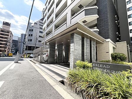 ◇　前面道路の広々の解放感のあるエントランス　◇