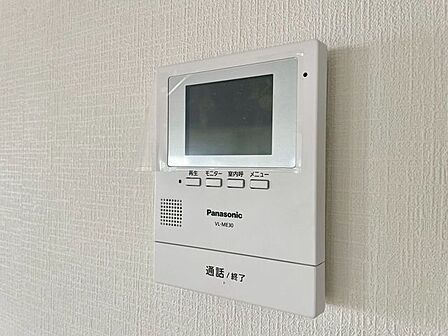 【Facilities】来訪者を確認できるモニター付きインターホンで、防犯面も安心です。