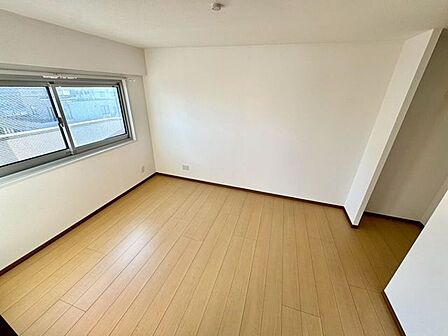 【Bedroom】クローゼット完備で収納力◎。家具の配置もしやすい機能的な洋室です。