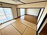 和室：【Japanese Room】畳の香りが心地よい和室付き。くつろぎや来客用として便利です。