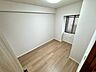 洋室：【Bedroom】ナチュラルな内装で、リラックスできる空間。寝室や書斎にも最適です。