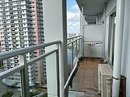 【Balcony】日当たりの良いバルコニーはお洗濯物がしっかり乾きやすく、毎日の家事にも重宝します。※家具消し機能を使っています。
