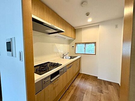 【kitchen】広めのキッチンは料理のしやすさを追求した設計。収納も豊富で作業がしやすい空間です。