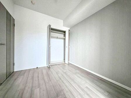 【Bedroom】ナチュラルな内装で、リラックスできる空間。寝室や書斎にも最適です。