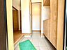 玄関：【Entrance】シューズボックス完備の玄関で、靴や小物もスッキリ収納できます。