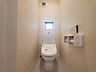 トイレ：【Toilet】清潔感があり、落ち着いたデザインのトイレ。家族みんなが快適に使えます。