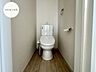 トイレ：【Toilet】清潔感があり、落ち着いたデザインのトイレ。家族みんなが快適に使えます。