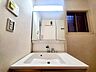 洗面：【Washroom】毎朝の準備がスムーズに。広めの洗面台と収納が使いやすい洗面所です。