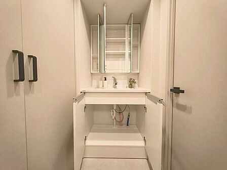 【Washroom】壁付け水栓で、カウンターまわりが汚れにくくお手入れも簡単です。