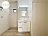 洗面：【Washroom】毎朝の準備がスムーズに。広めの洗面台と収納が使いやすい洗面所です。