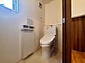 トイレ：【Toilet】清潔感があり、落ち着いたデザインのトイレ。家族みんなが快適に使えます。