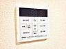 設備：【Facilities】お湯の温度調整がラクな給湯器リモコン付き。追い焚き操作も簡単です。