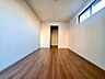洋室：【Bedroom】ベッドとデスクを置いてもゆとりのある、使い勝手の良い広さの洋室です。