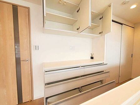 【kitchen】大きなカウンターと十分な収納で、日々の料理が快適に進みます。
