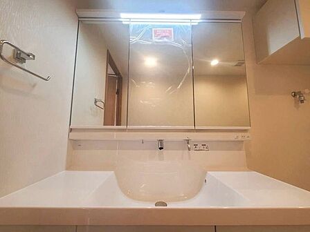 【Washroom】壁付け水栓でカウンターまわりが広々。洗面スペースがより快適になります。