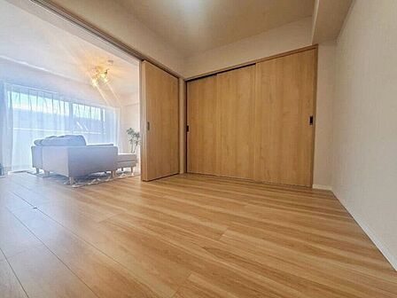 【Bedroom】クローゼット完備で収納力◎。家具の配置もしやすい機能的な洋室です。