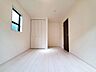 洋室：【Bedroom】ベッドとデスクを置いてもゆとりのある、使い勝手の良い広さの洋室です。