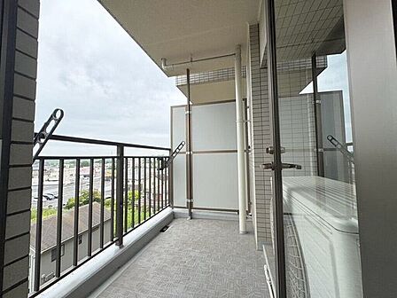 【Balcony】日当たりの良いバルコニーはお洗濯物がしっかり乾きやすく、毎日の家事にも重宝します。